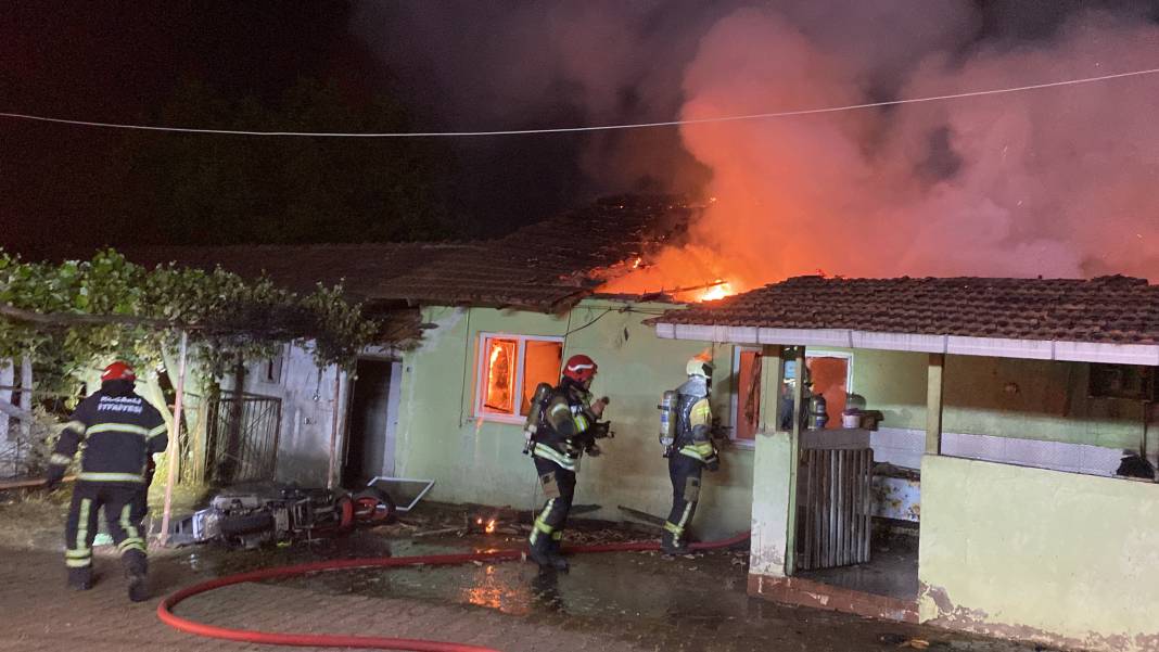 Kocaeli'de ‘pes’ dedirten olay: Alkol alıp, annesi de içerideyken evi ateşe verdi 17